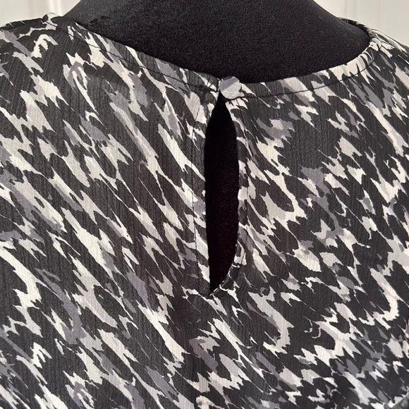 Express NWT Black and White Peplum Long Sleeved Blouse - Picture 5 of 13